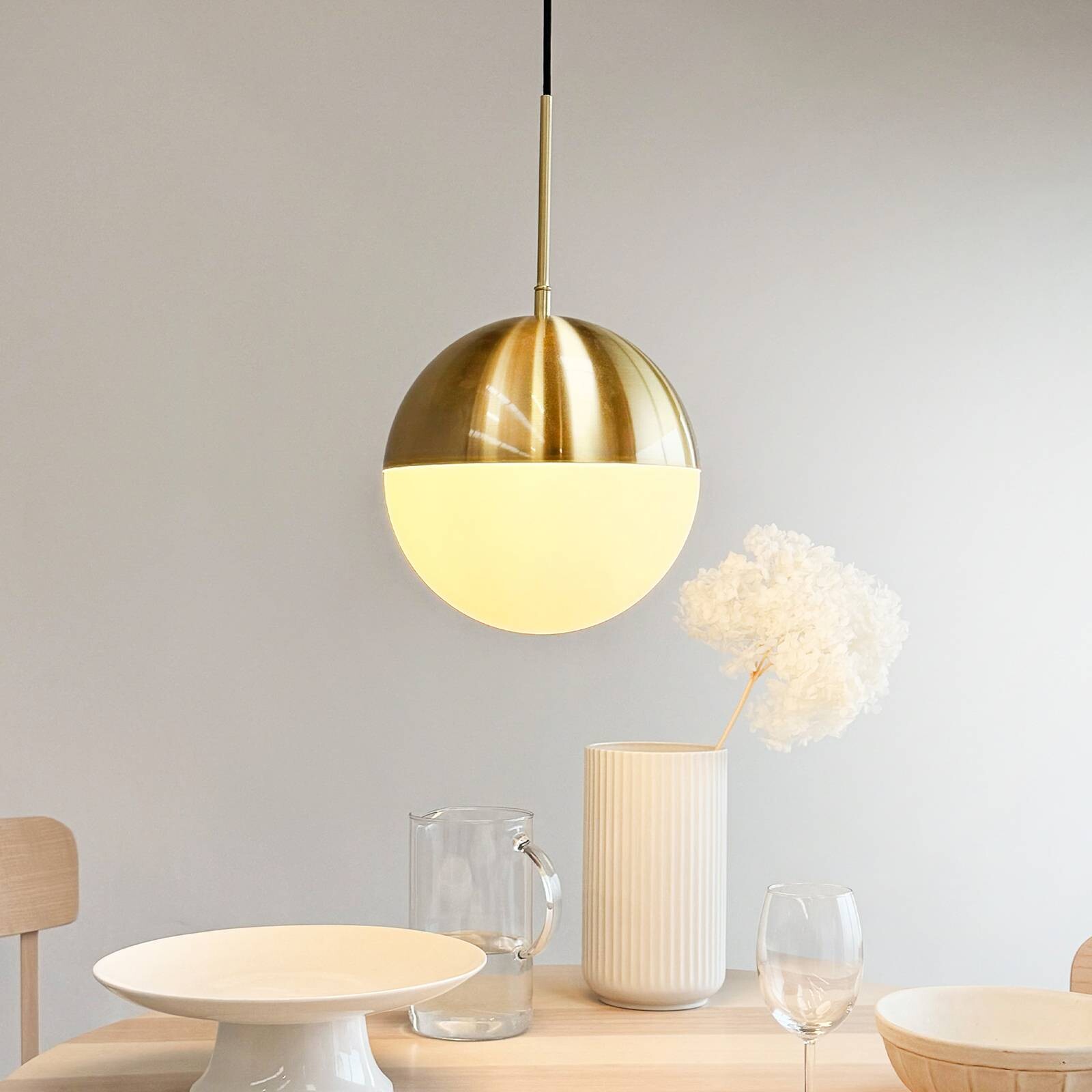 Dyberg Larsen Závesné svietidlo Nova D25, opál/mosadz, kov