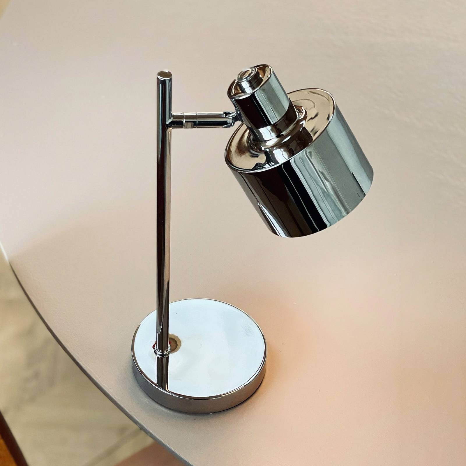 Dyberg Larsen LED stolná lampa na batérie Ocean Mini, chróm