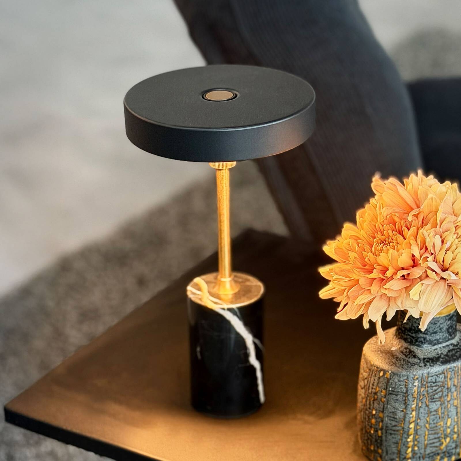 Dyberg Larsen LED stolová lampa na batérie Starlight, čierna/mosadz