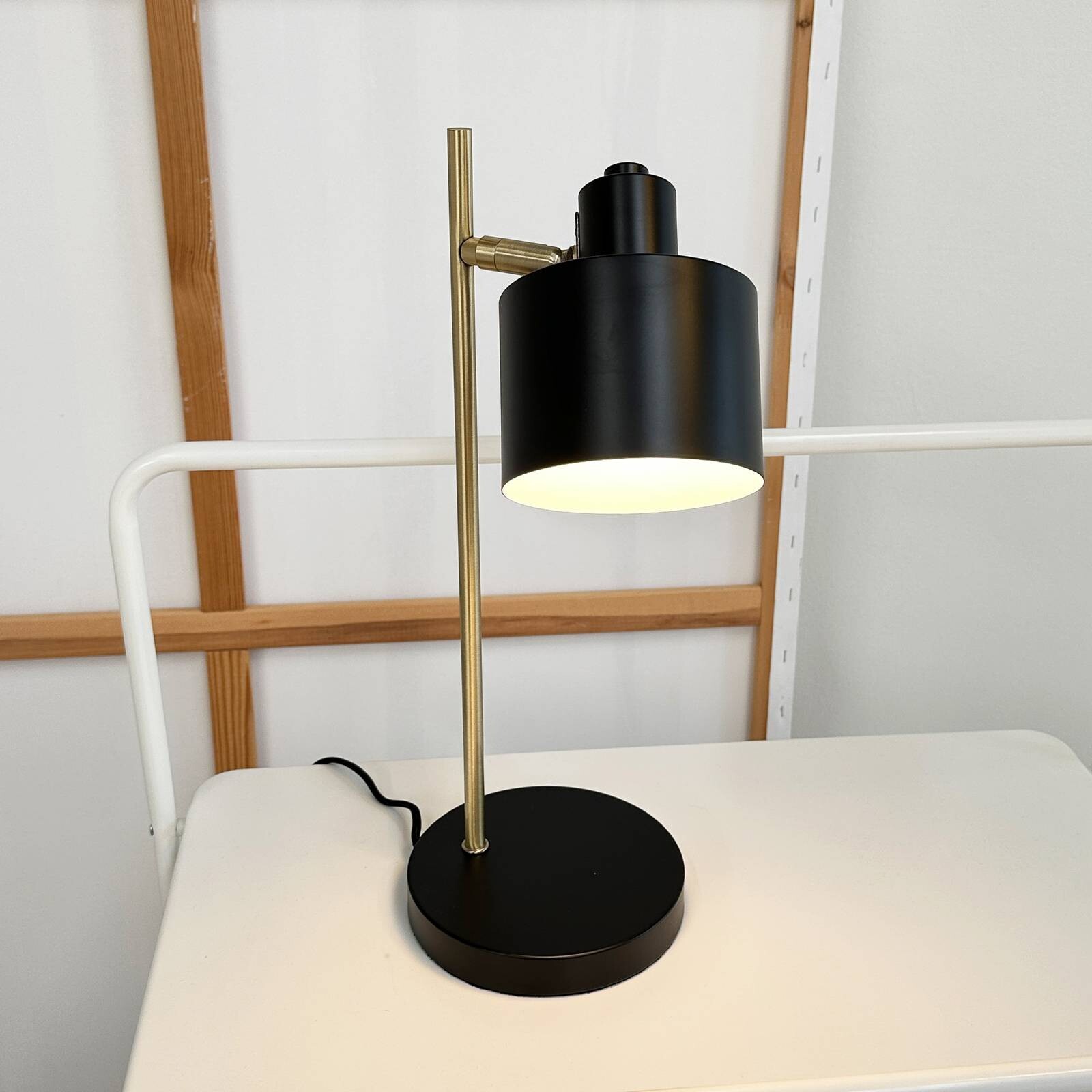 Dyberg Larsen stolová lampa Ocean, čierna/mosadz, 43 cm