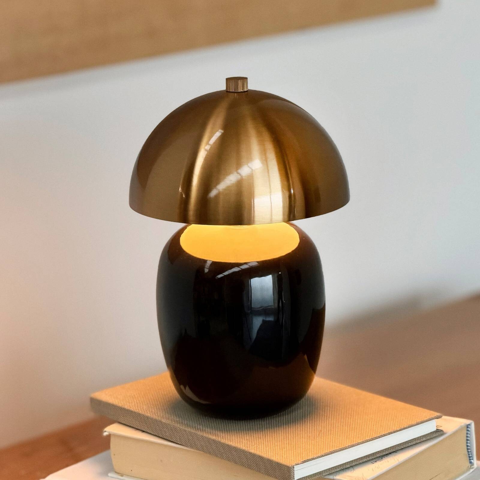 Dyberg Larsen stolová LED lampa Manhatten, čierna/mosadz