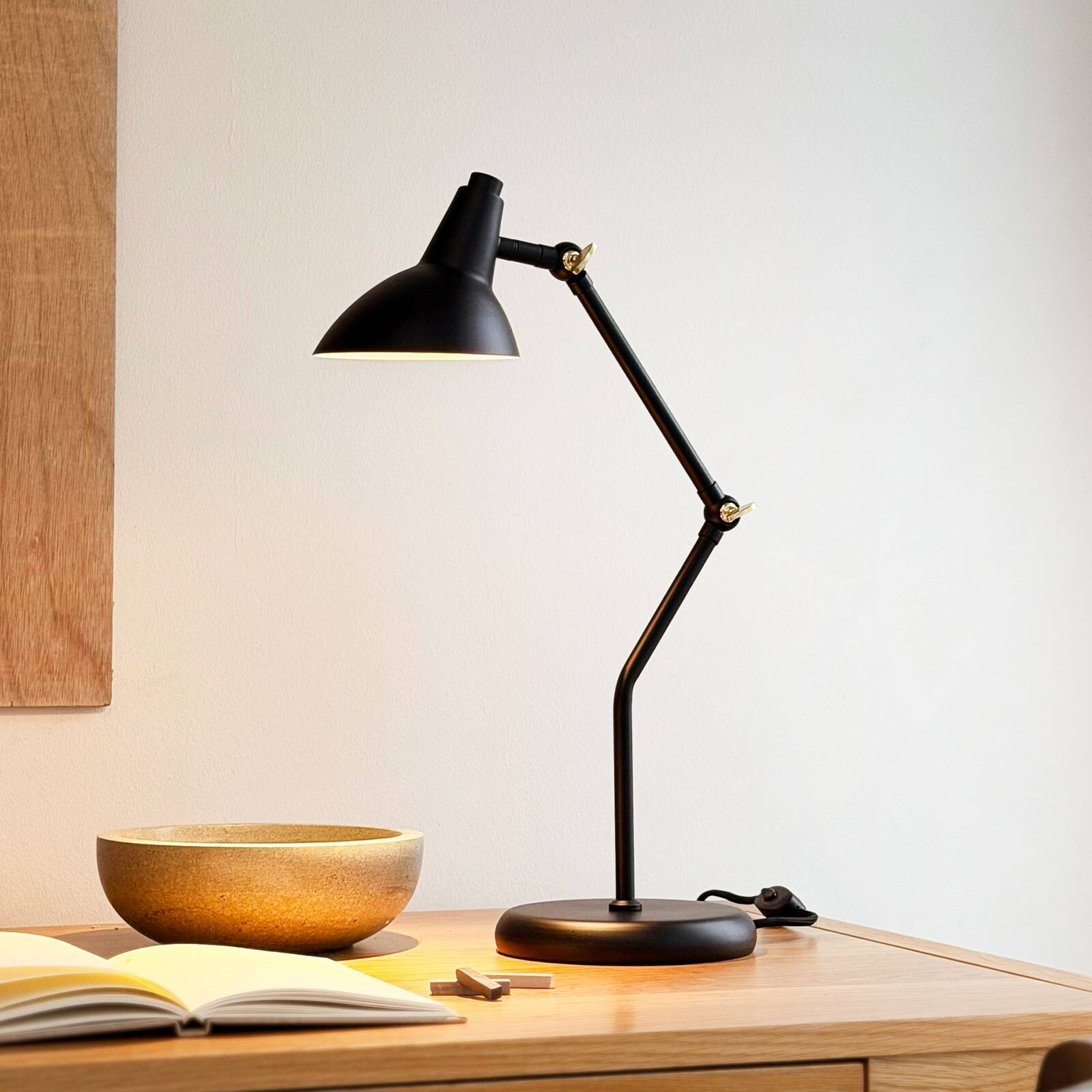 Dyberg Larsen Stolová lampa Vela, čierna, výška 45 cm