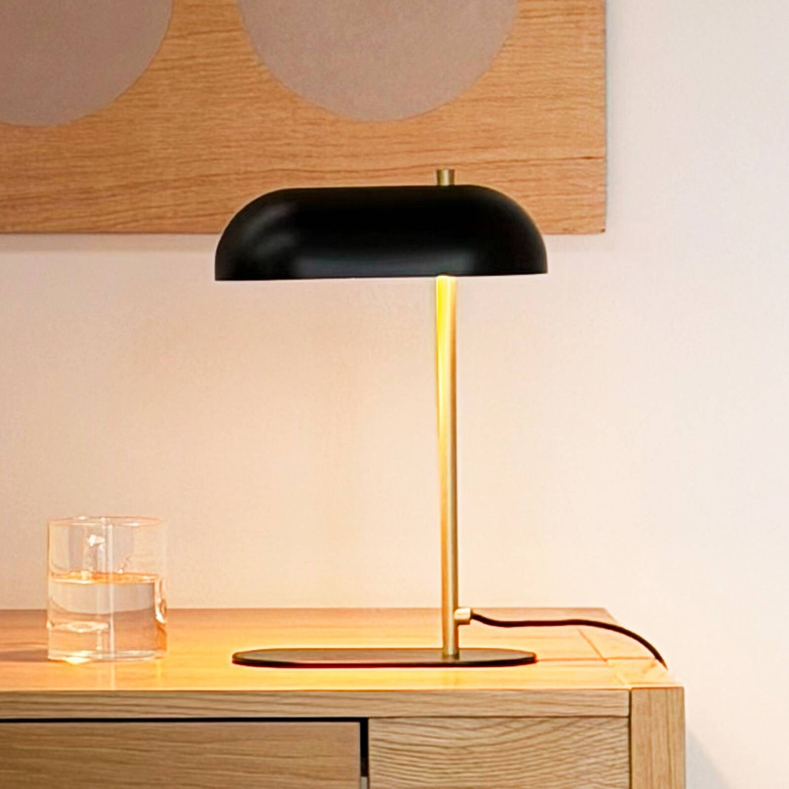 Dyberg Larsen stolová lampa Mini Arch, čierna/mosadz, 32 cm