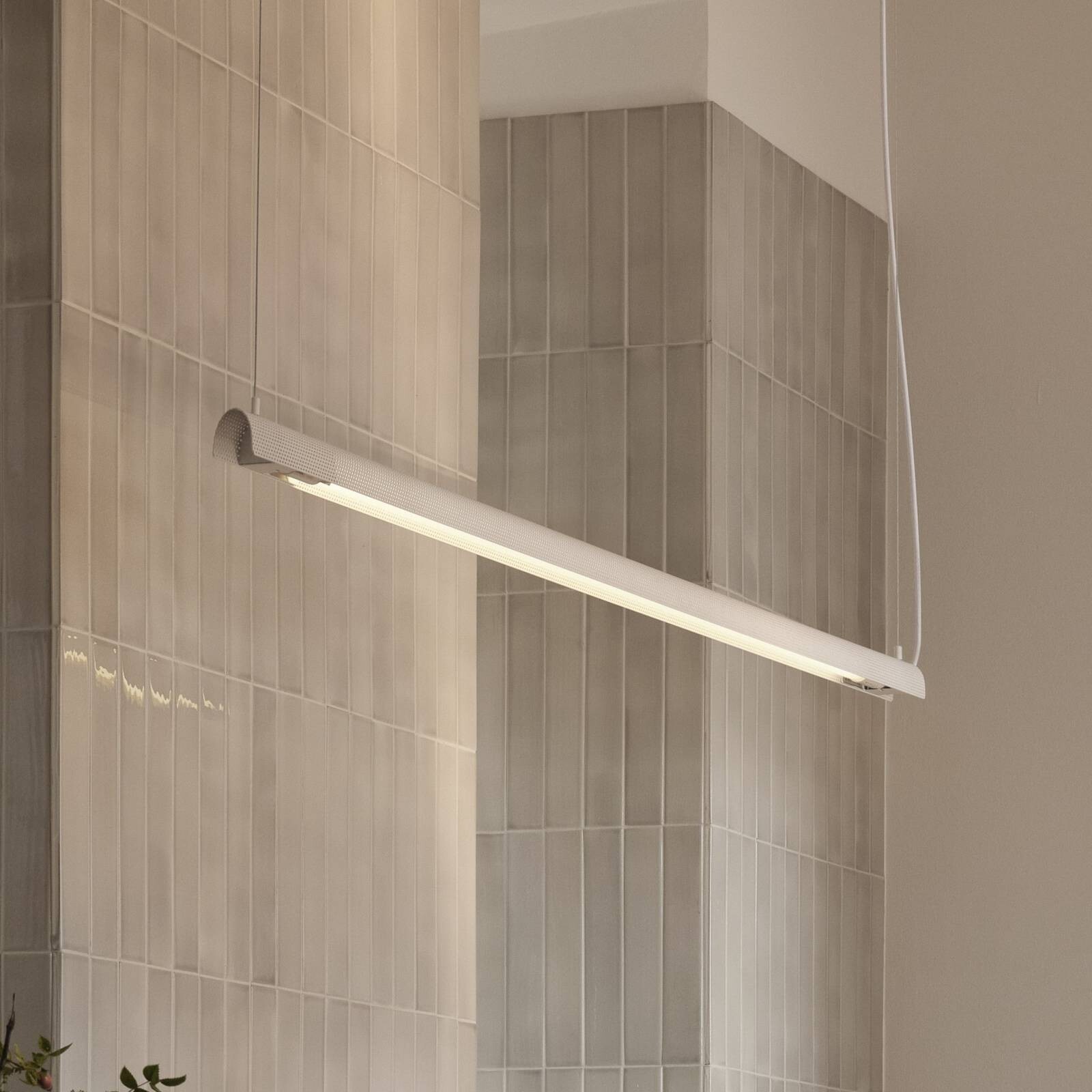 GEJST závesné svietidlo Radent, bílé, délka 138 cm, G13 LED