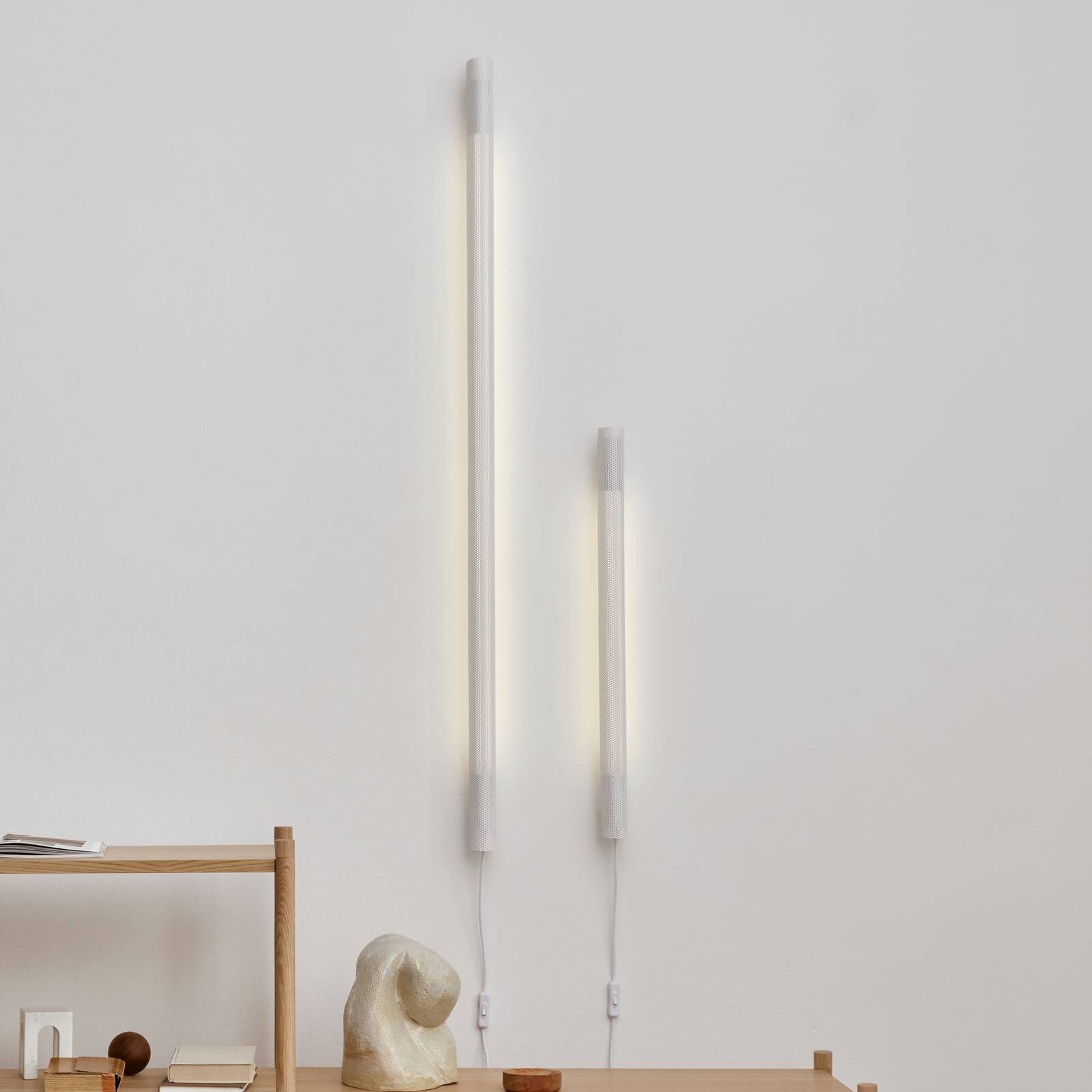 GEJST nástenné svetlo Radent, biele, výška 135 cm, G13 LED