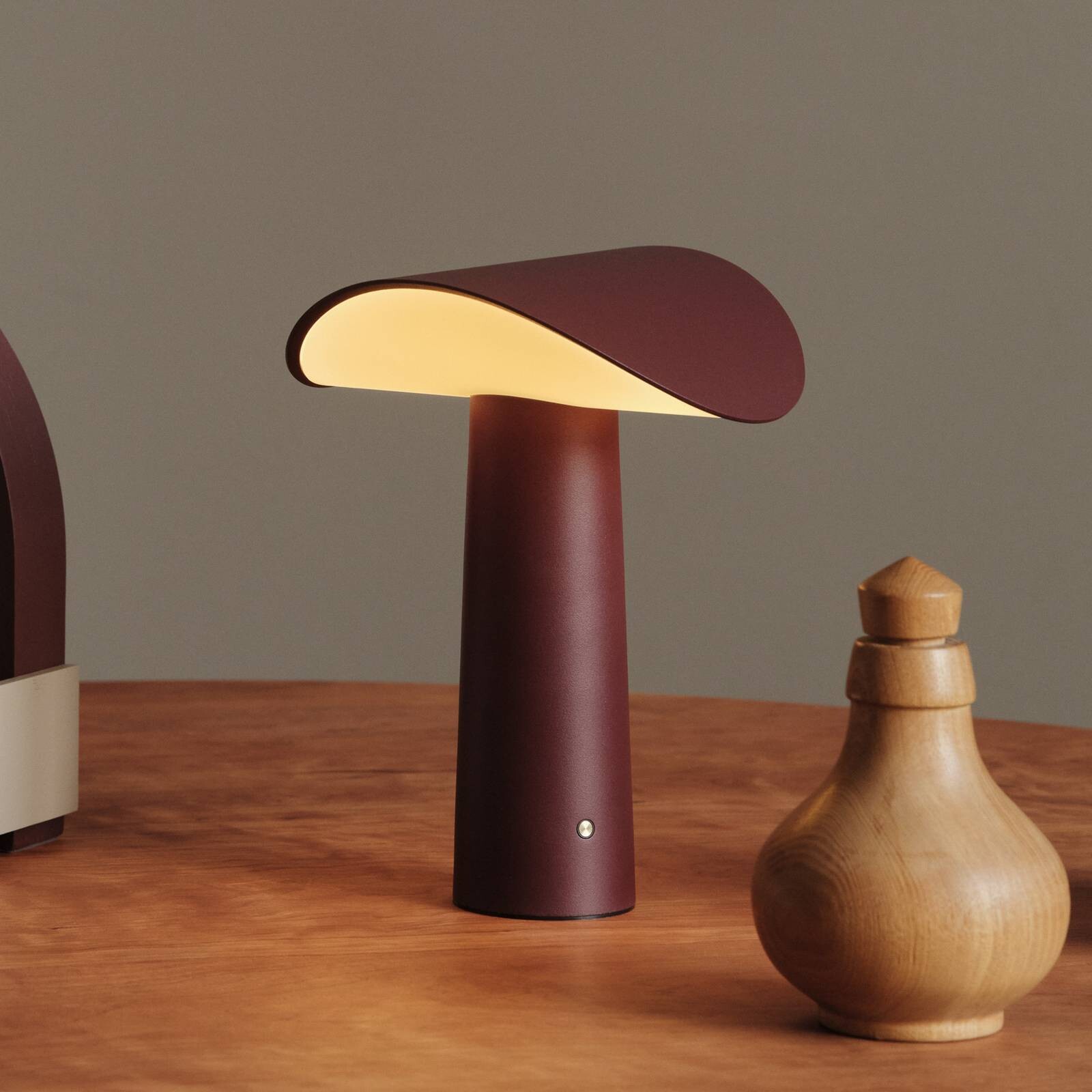 GEJST stolová LED lampa Lium, bordová, 2 700 K, USB