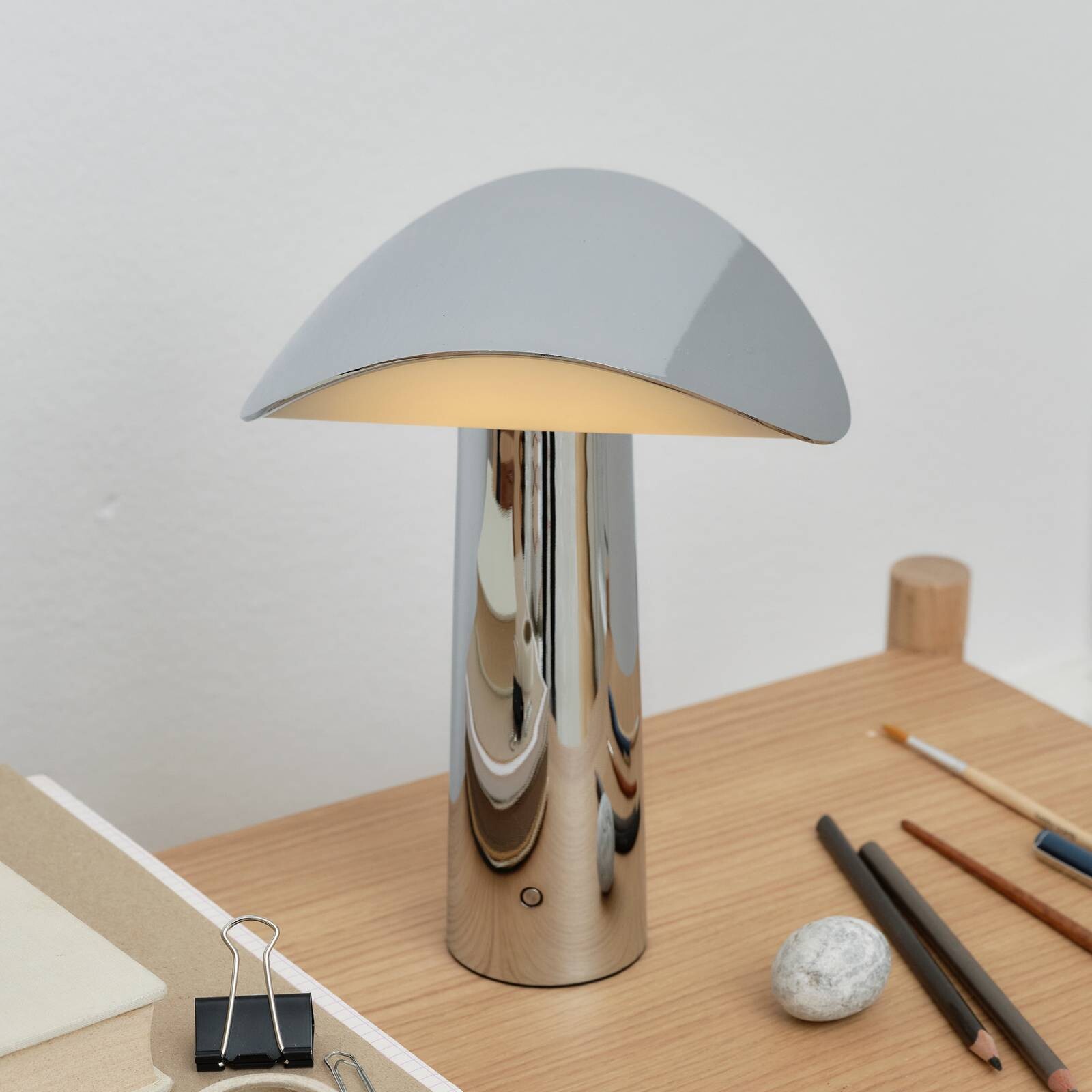GEJST stolová LED lampa Lium, chróm, 2 700 K, USB