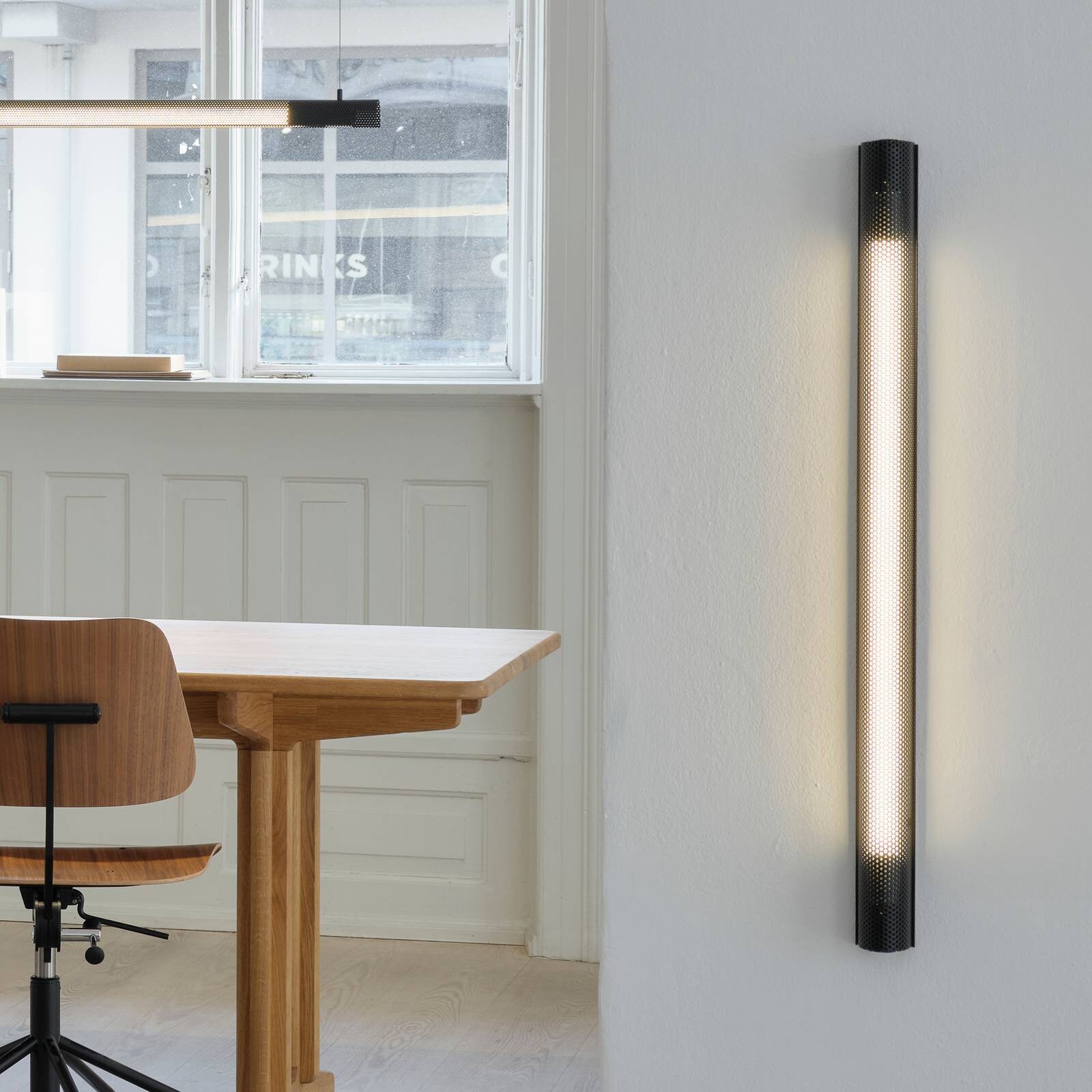 GEJST nástenné svetlo Radent, čierne, výška 70 cm, G13 LED