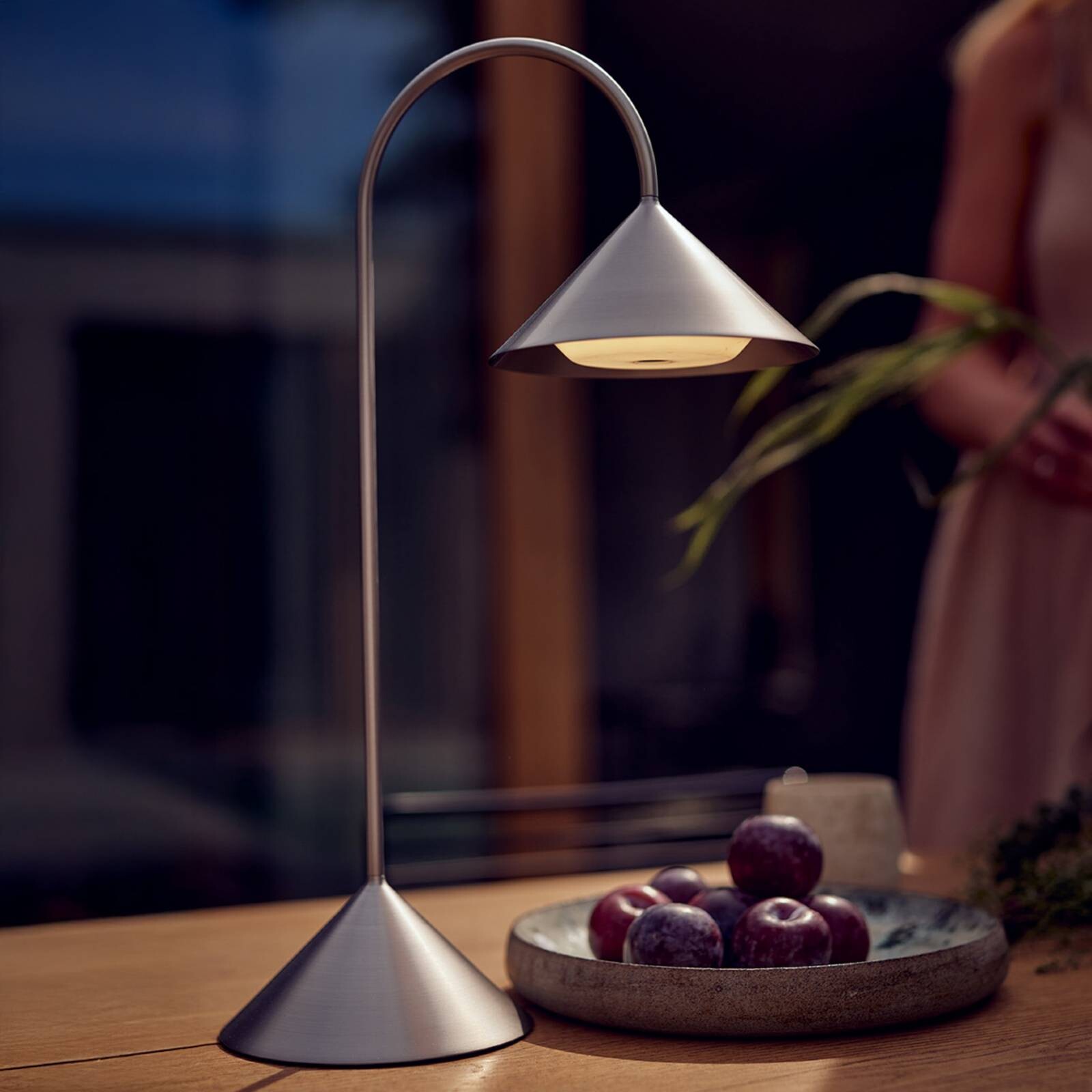 FRANDSEN stolová LED lampa na batérie Grasp, nerezová oceľ, výška 47 cm