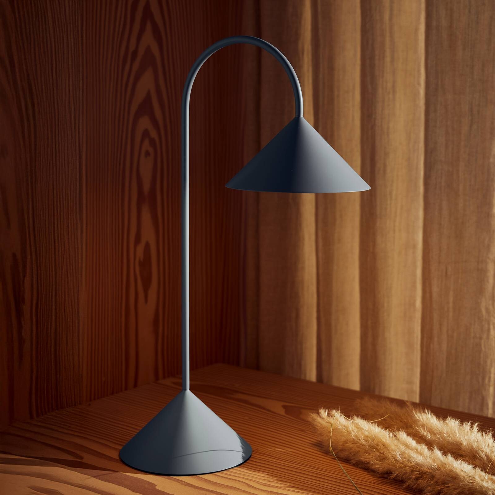 FRANDSEN stolová LED lampa na batérie Grasp, svetlo modrá, výška 47 cm