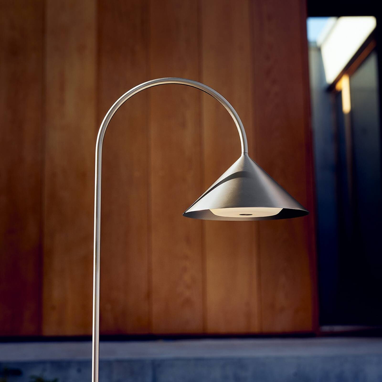 FRANDSEN LED lampa na zem Grasp, nerezová oceľ, 82 cm, IP44