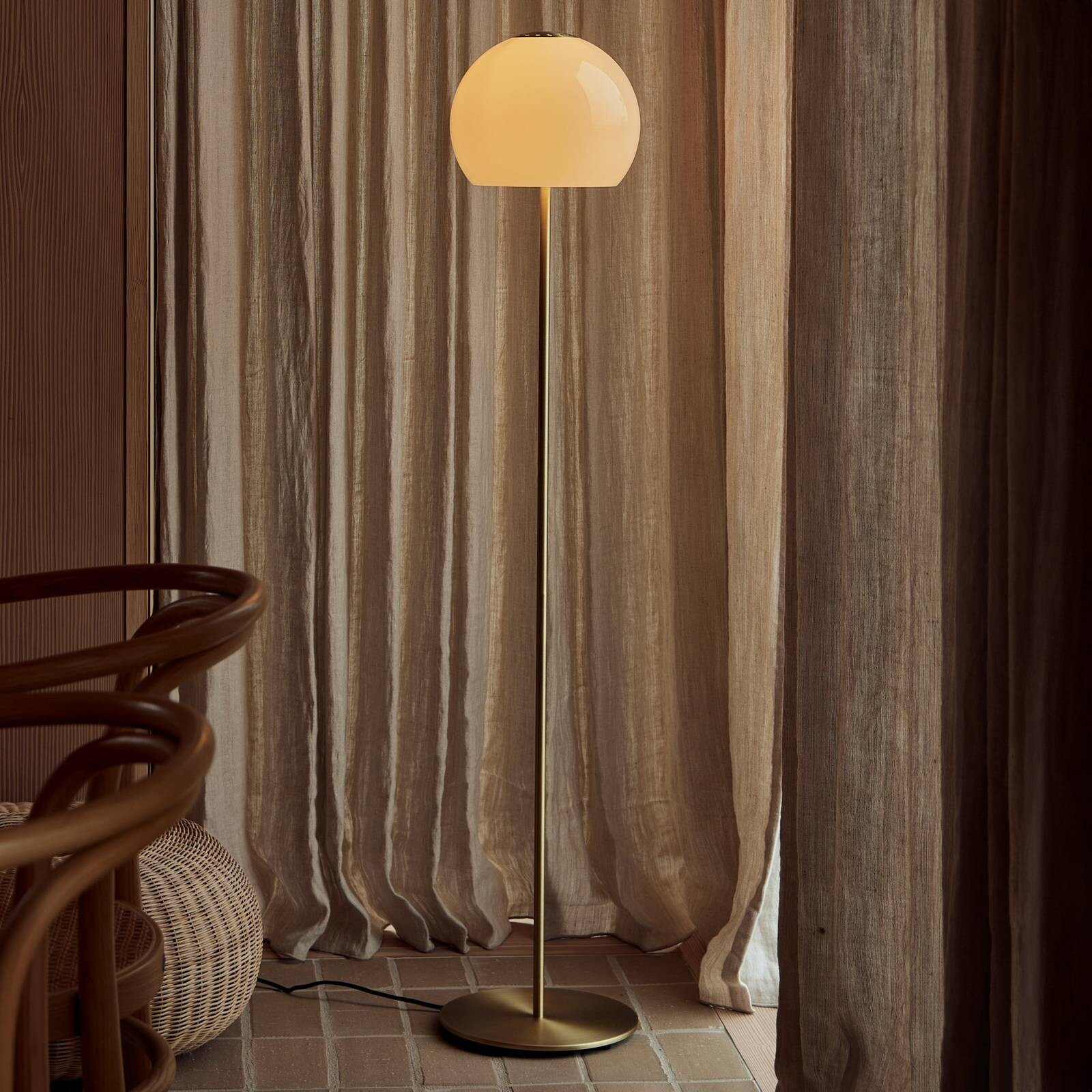 FRANDSEN Stojacia lampa Ball Glass, pieskovo šedé, sklo, 130 cm, E27