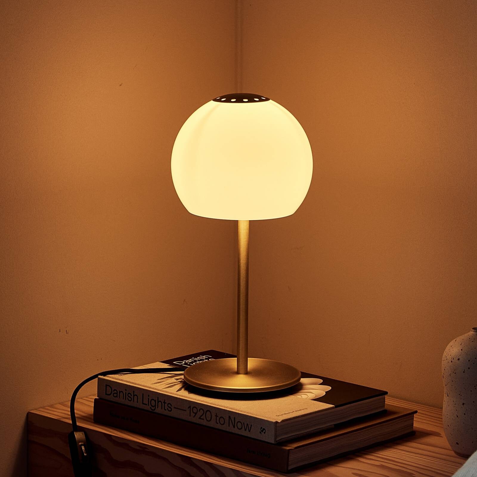 FRANDSEN Stolová lampa Ball Glass, pieskovo sivá, sklo, 37 cm, E14