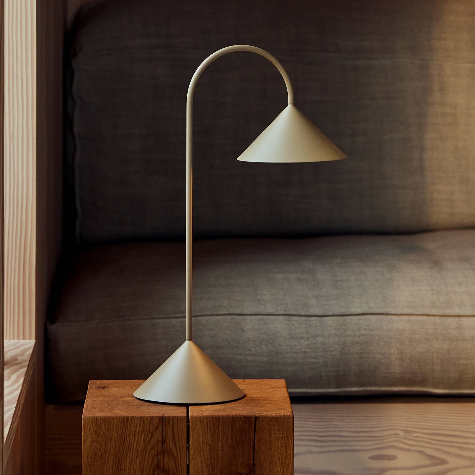 FRANDSEN stolová LED lampa na batérie Grasp, pieskovo sivá, výška 47 cm