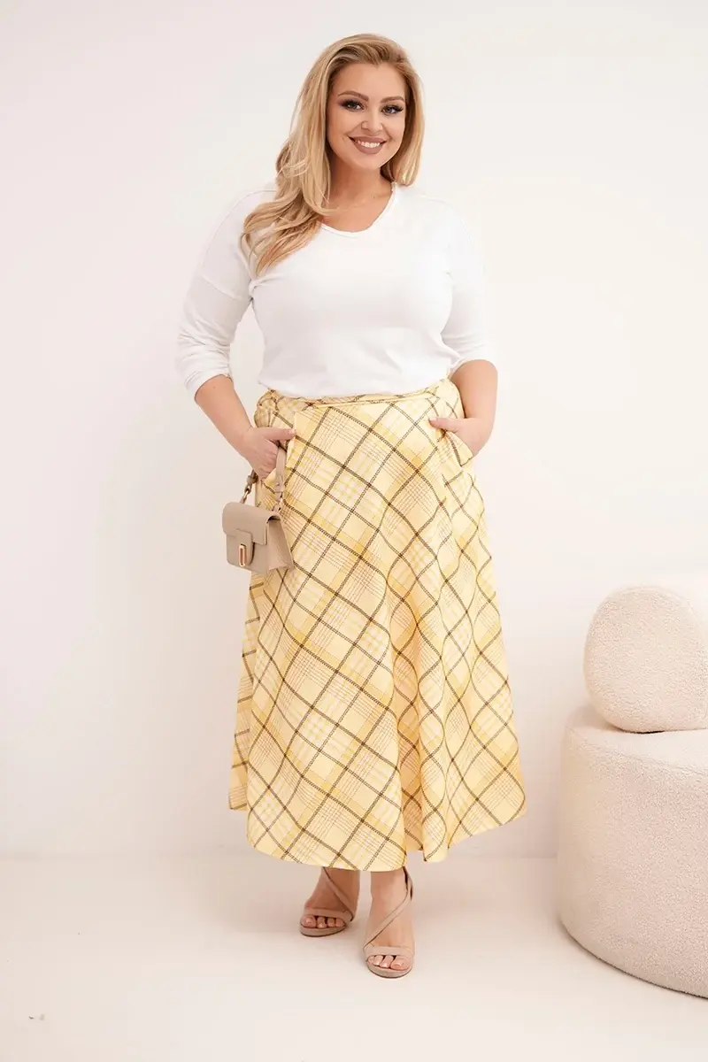 Károvaná plus size sukňa s širokým lemom žltá