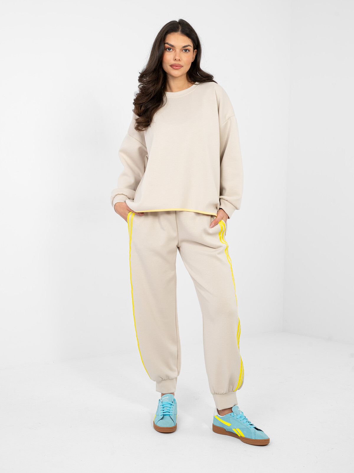 Jasnobéžový dámsky komplet s oversized mikinou