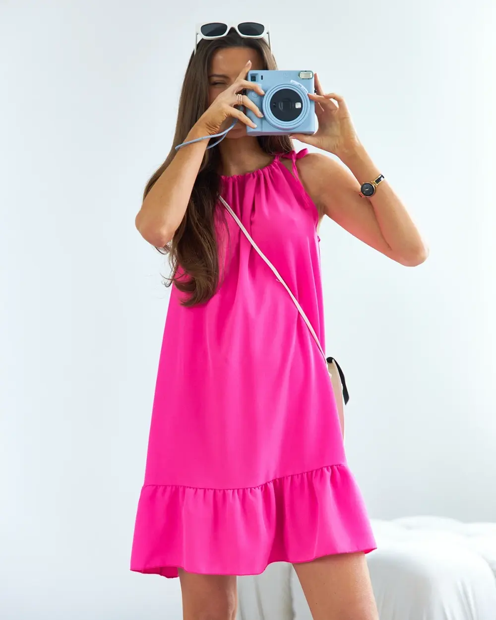 Fuksiové mini šaty s volánom