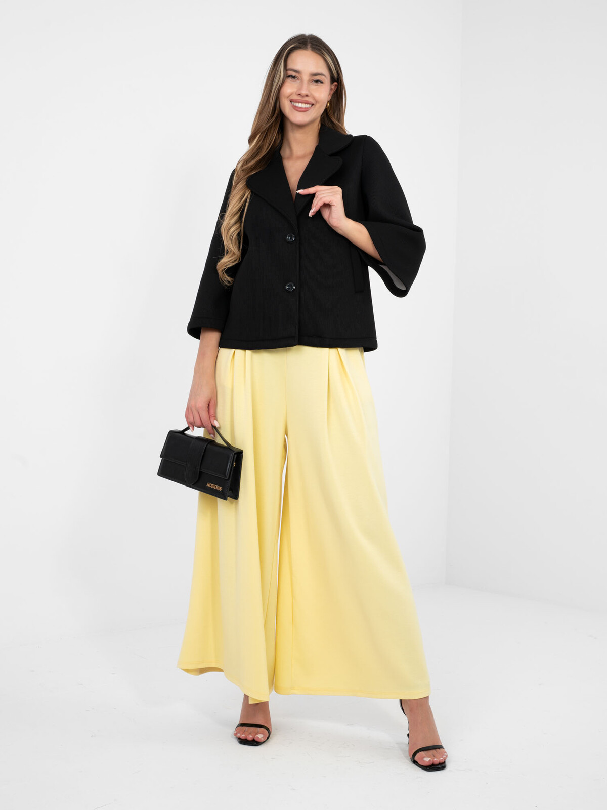 Čierny krátky plášť z penového materiálu