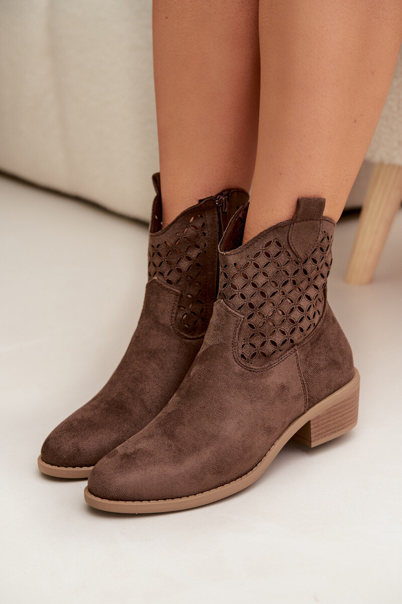 Dámske perforované členkové čižmy na podpätku Briavine