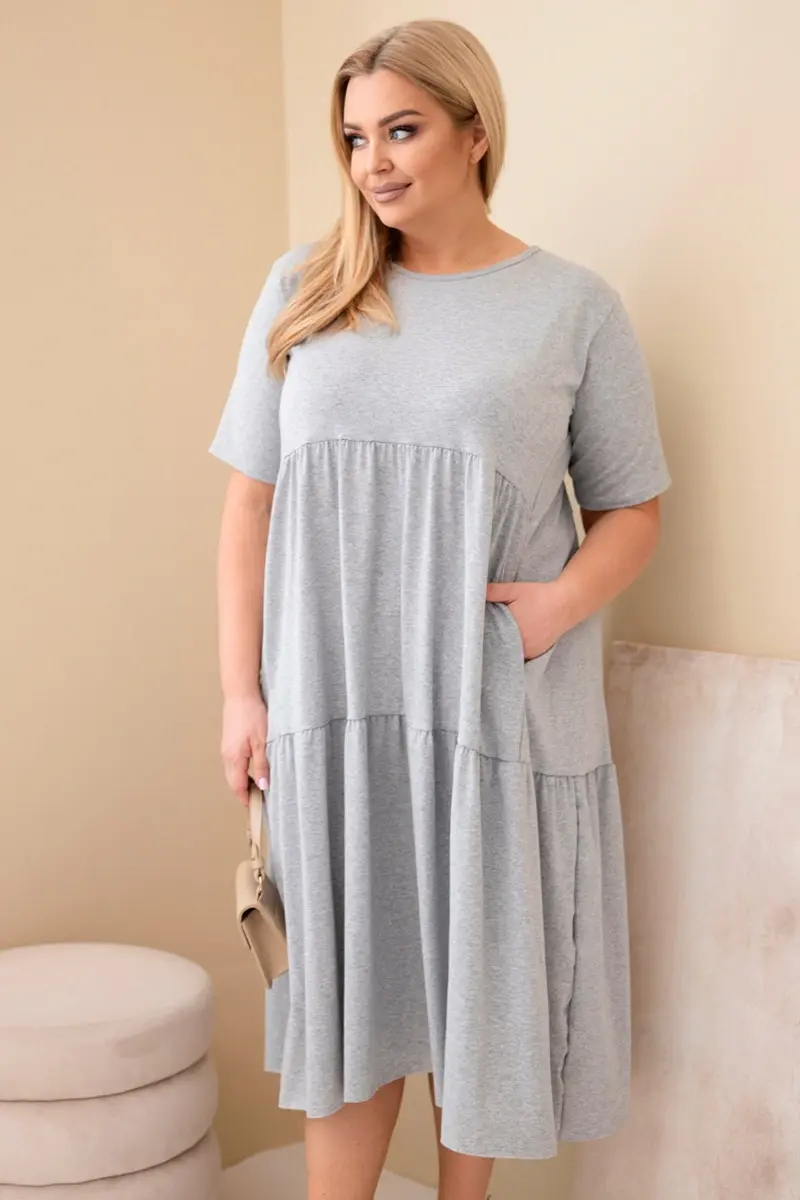 Plus size bavlnené šaty s volánom sivé