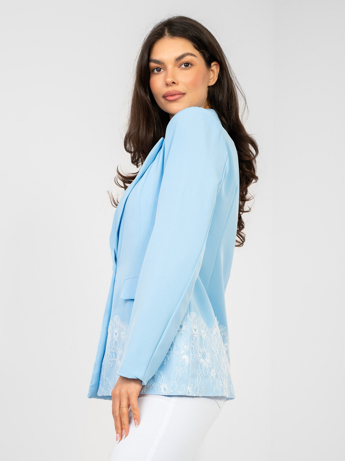 Svetlomodrý blazer s čipkou