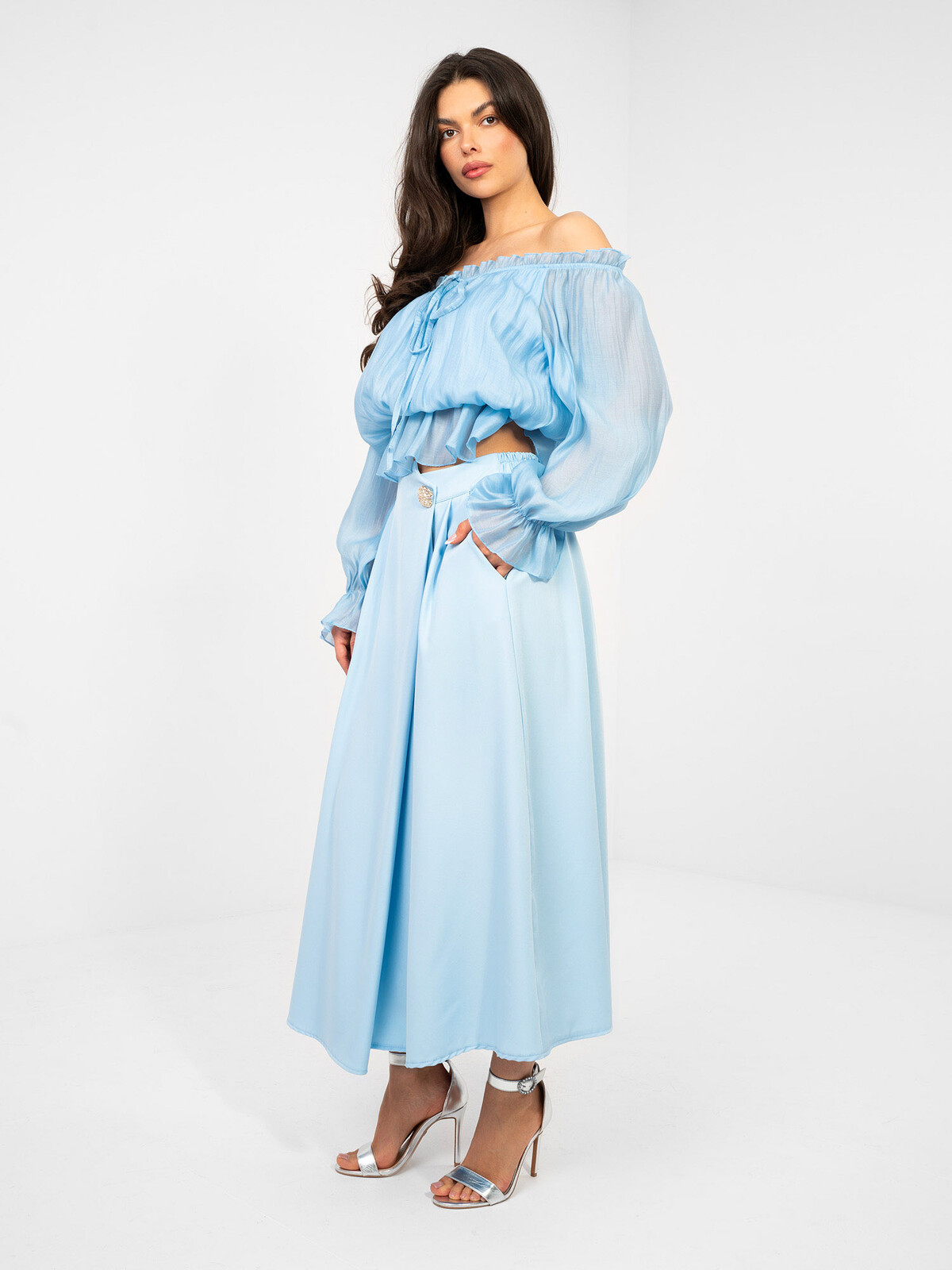 Svetlomodrá sukňa s ozdobným gombíkom