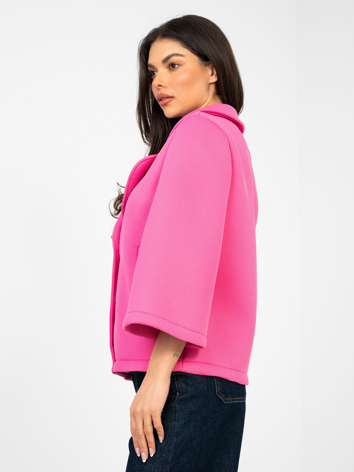 Krátky tmavoružový plášť