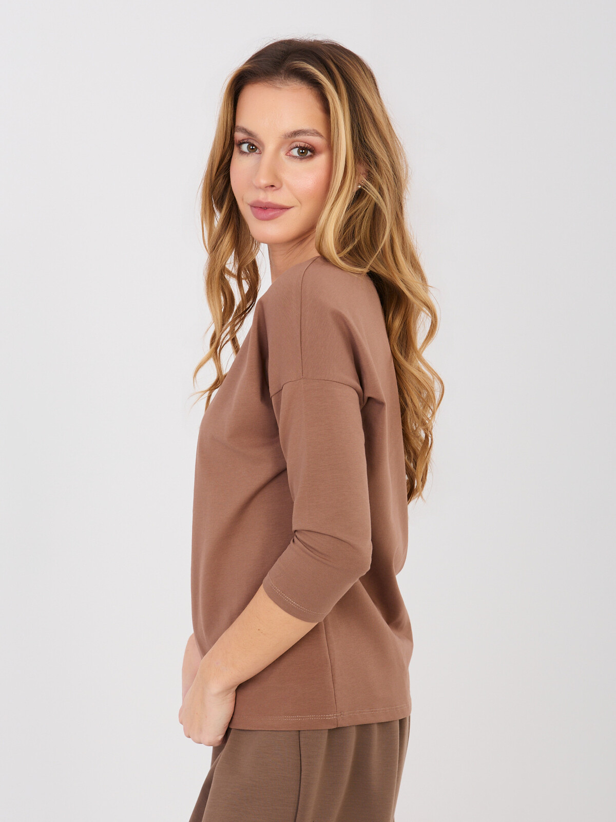 Hnedá blúzka s okrúhlym výstrihom