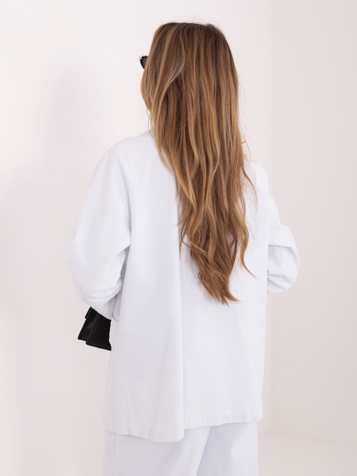 Biely jednoradový zamatový blazer