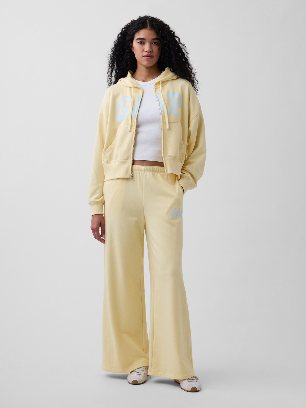 Dámske tepláky GAP s širokými nohavicami