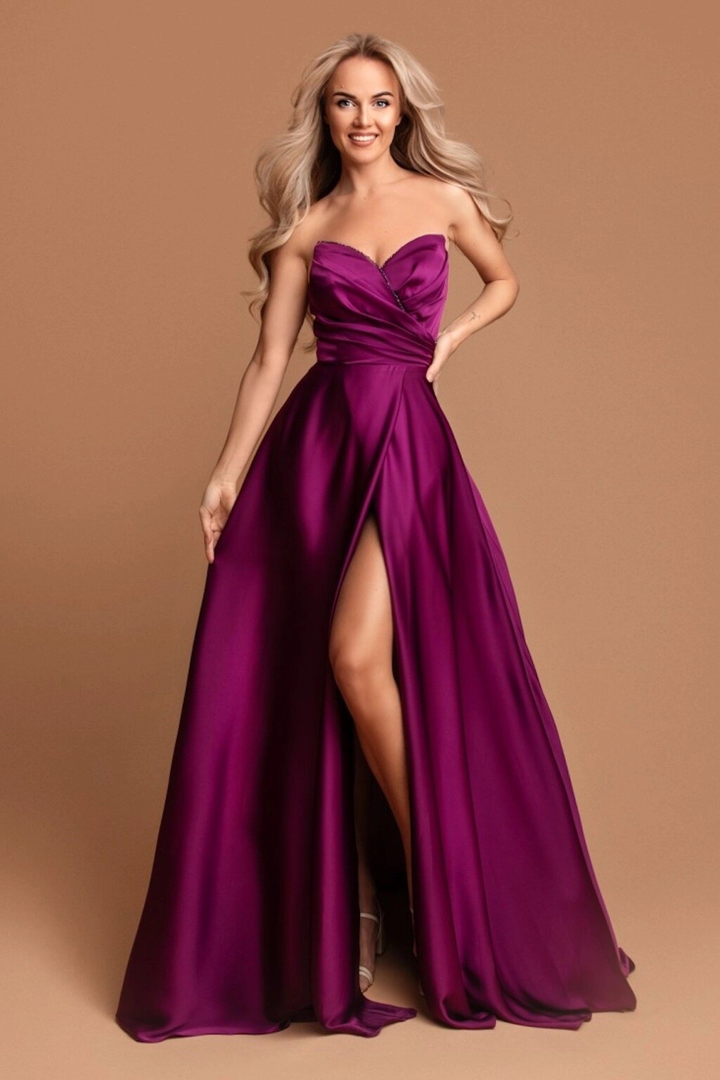 Eva & Lola Poškodený tovar - Fialové saténové šaty s rozparkom Veľkosť: M