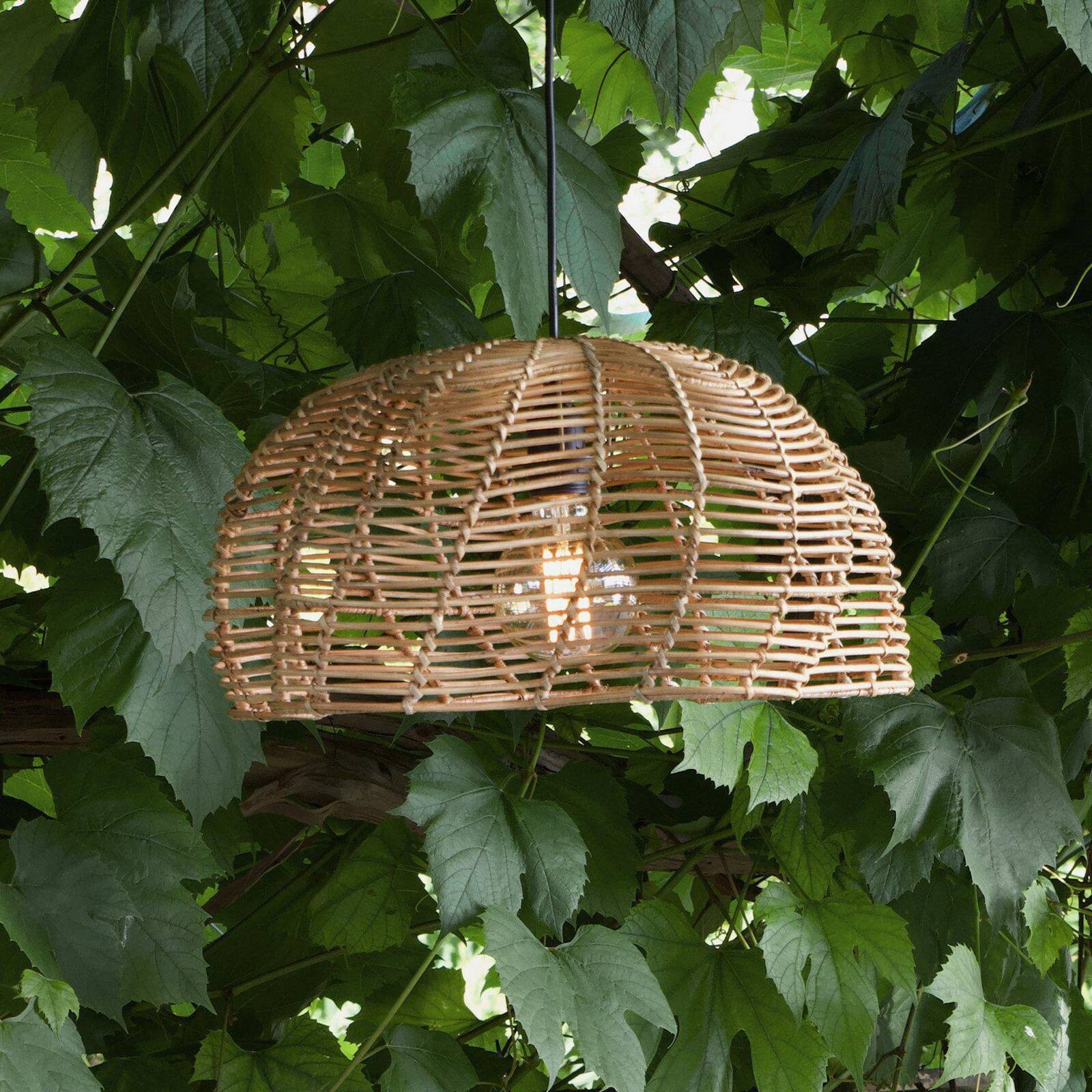 Vonkajšia závesná lampa Mayla, prírodný ratan, Ø 43 cm, zástrčka IP44