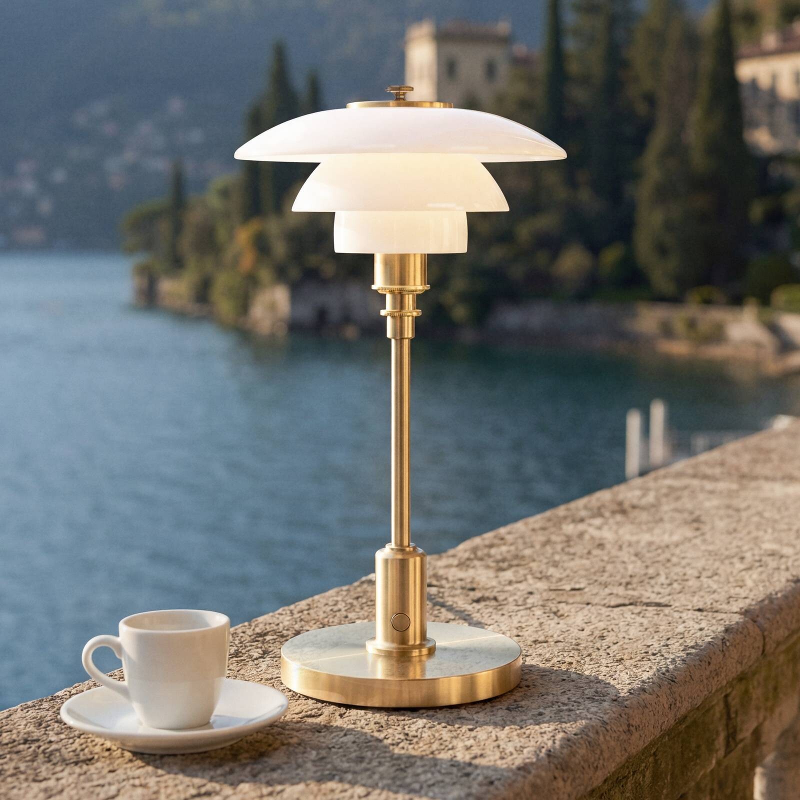 Louis Poulsen Akumulátorová stolová lampa PH 1-1 Portable, mosadz, IP44