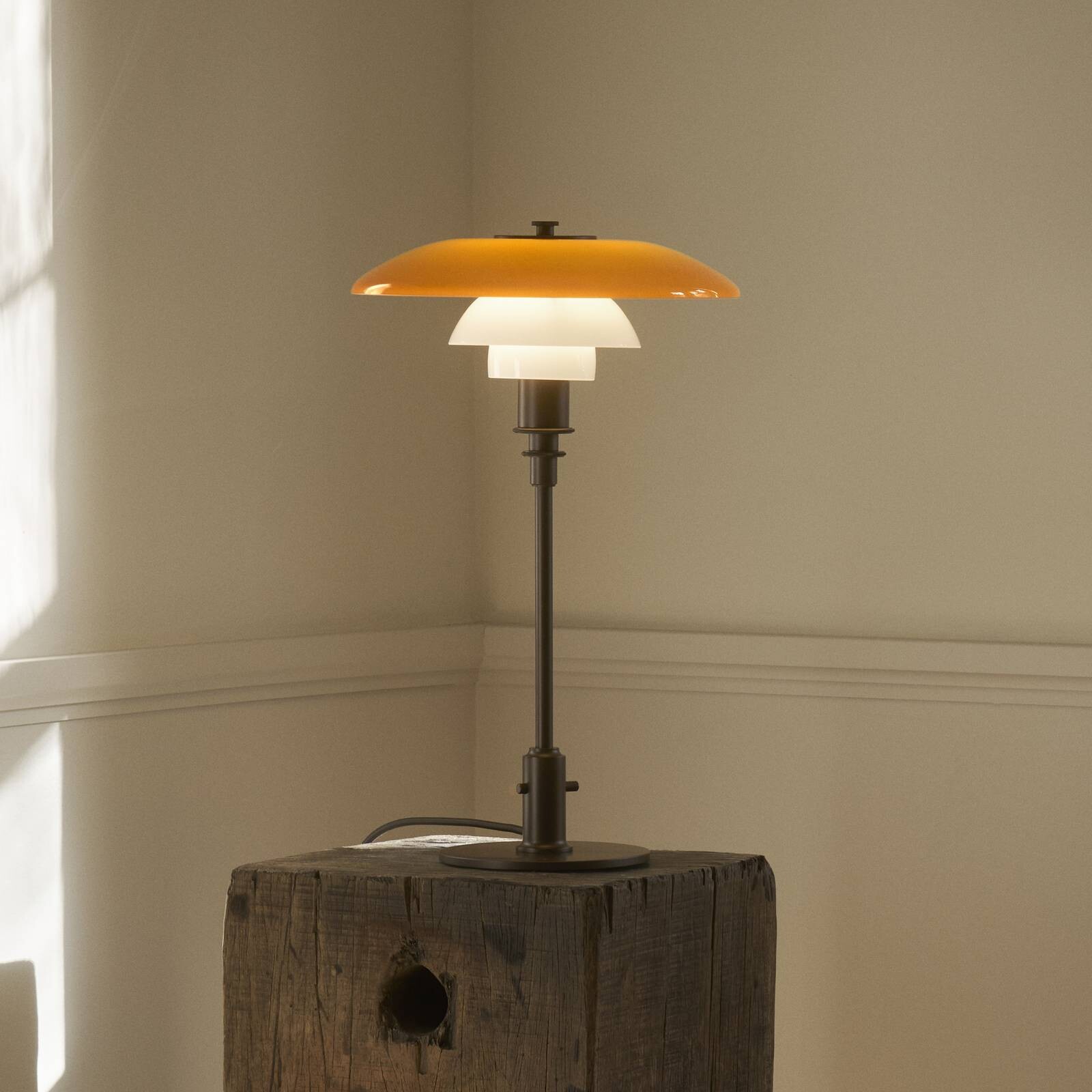 Louis Poulsen stolová lampa PH 3-2, mosadz brúsená, jantárová