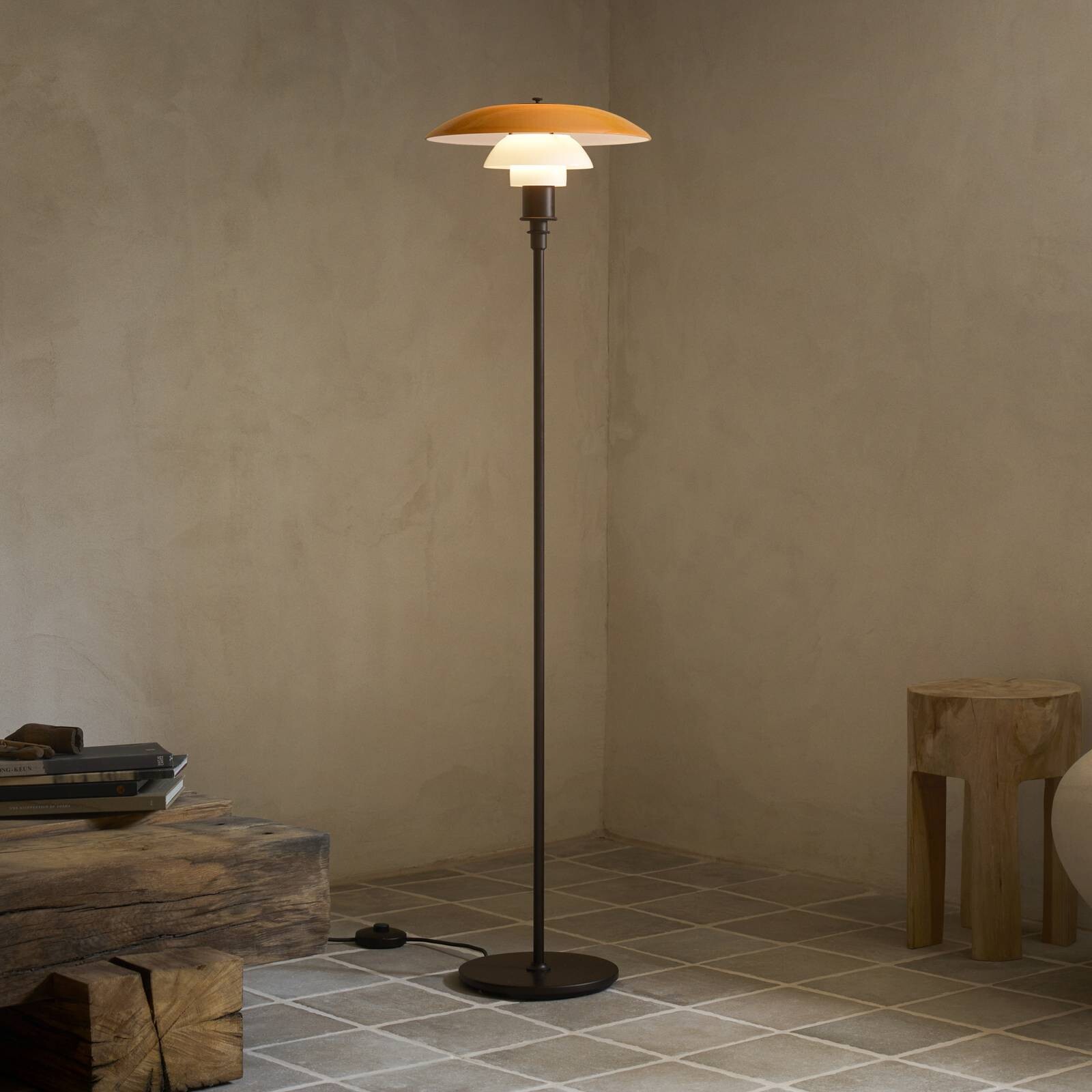 Louis Poulsen Stojacia lampa PH 3½-2½, mosadz brúsená, jantárová