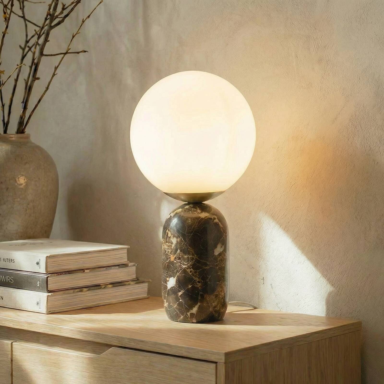 Lindby stolová lampa Lennes, hnedá, mramor, sklo, Ø 20 cm