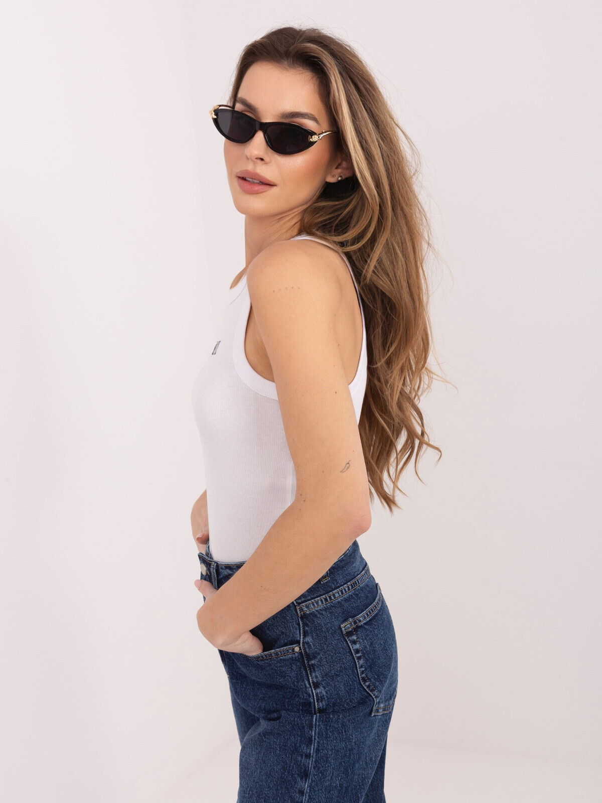 Biely dámsky top s vyšívaným nápisom