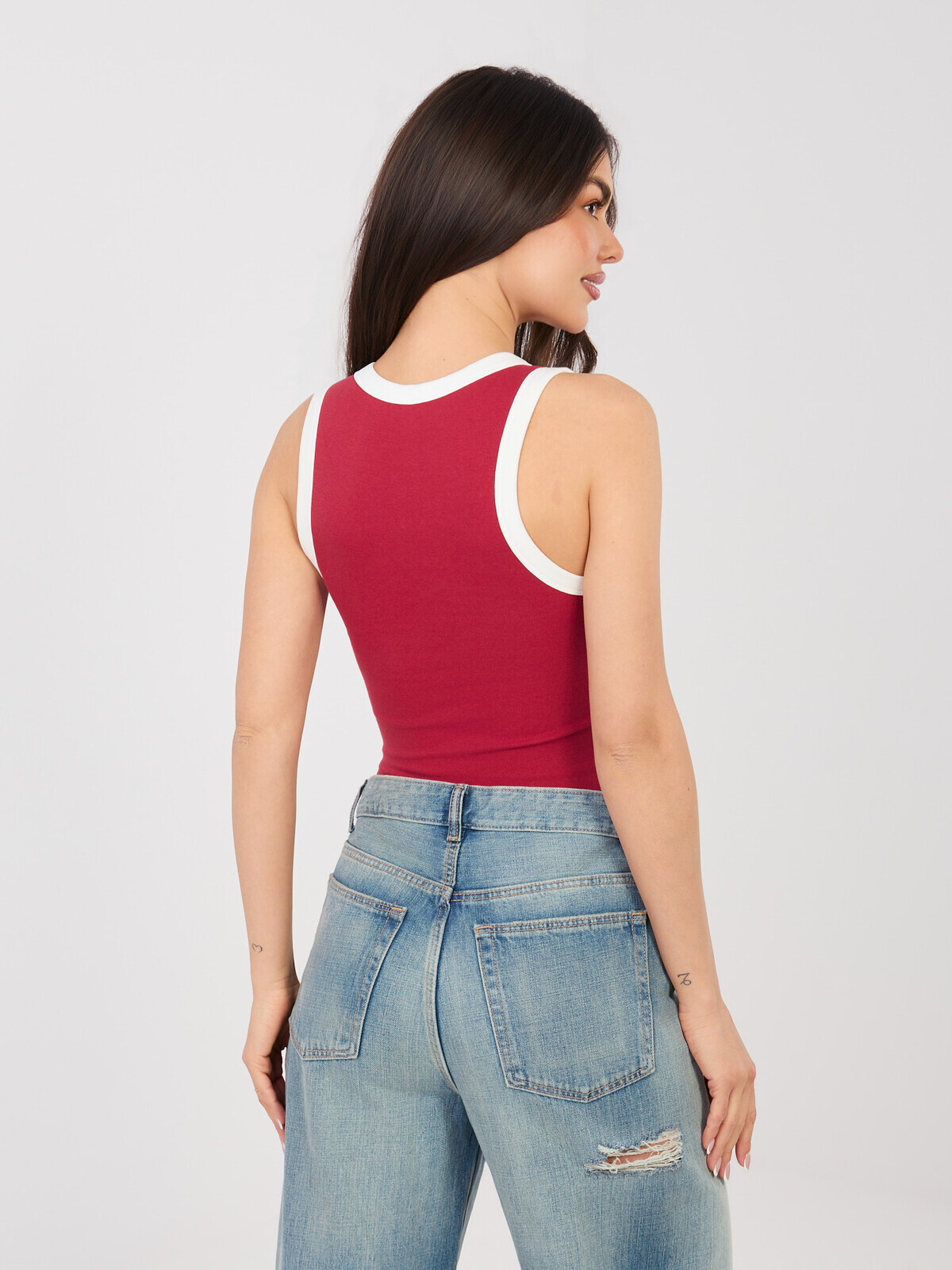 Top v tmavočervenej farbe