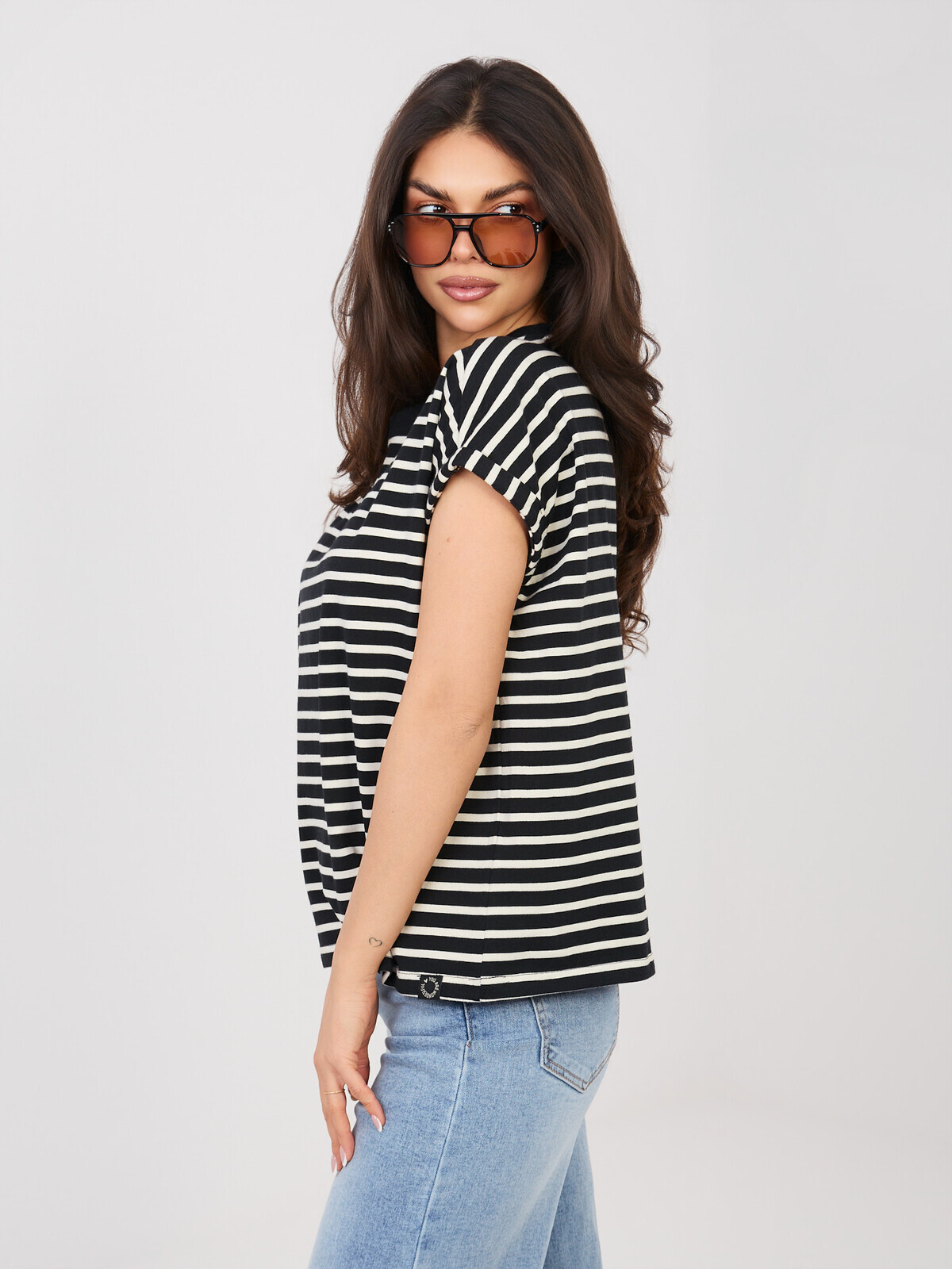 Čierne tričko s prúžkami