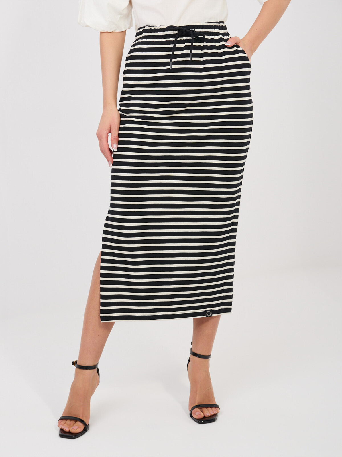 Čierna bavlnená sukňa s rozparkom