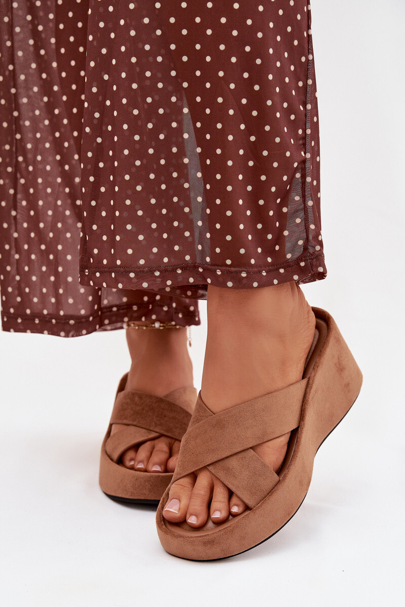 Dámské pantofle na platformě z eko semiše hnědé Calorine 37