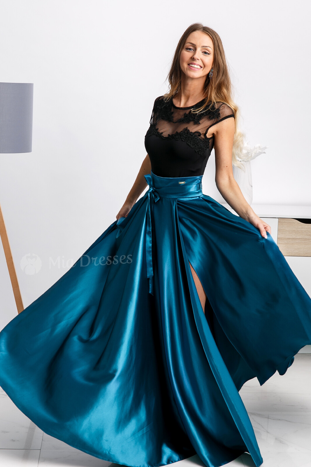 Parisse Poškodený tovar - Petrolejová saténová sukňa s rozparkom Veľkosť: M