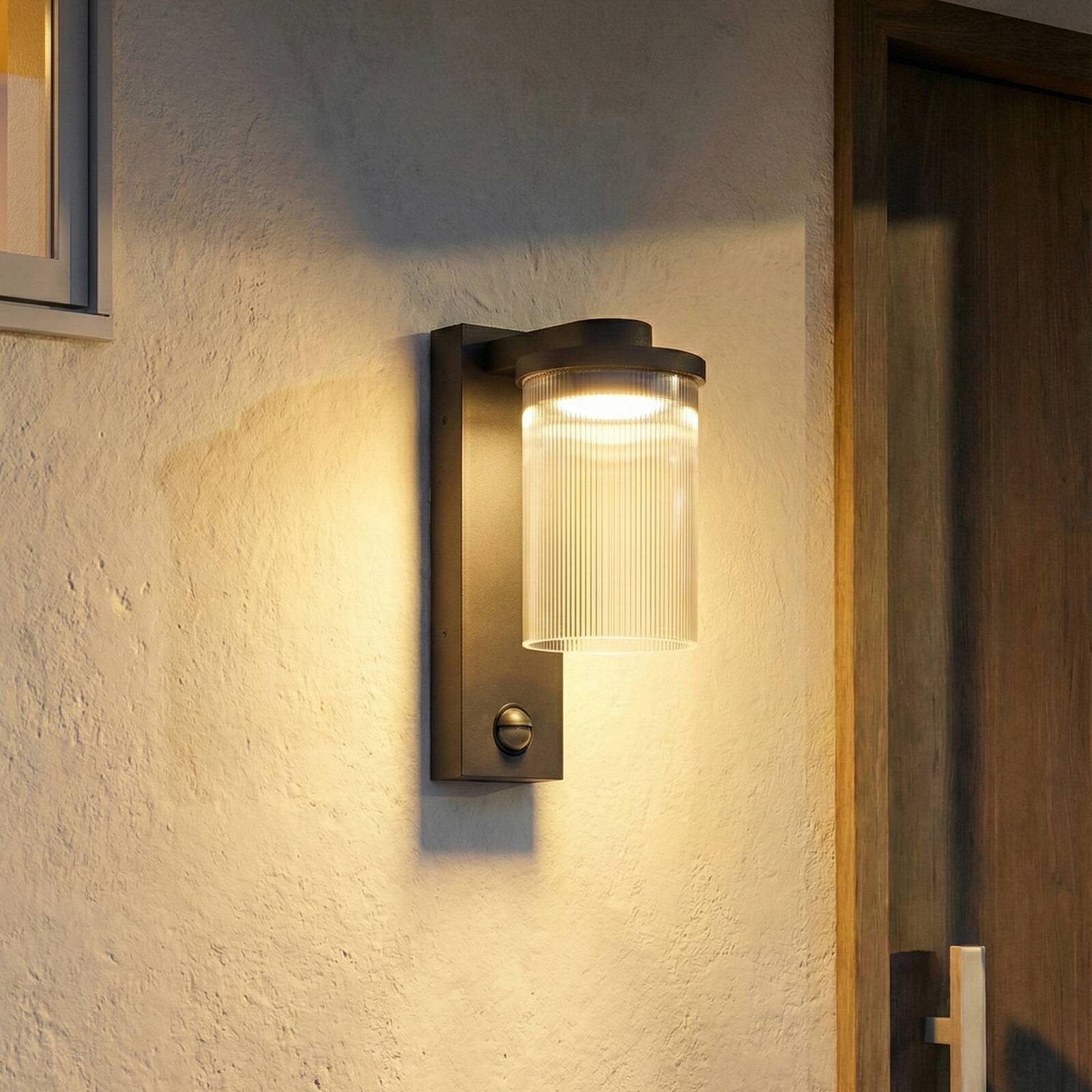 Lucande LED vonkajšie nástenné svietidlo Beelia Sensor antracitová ryhovaná