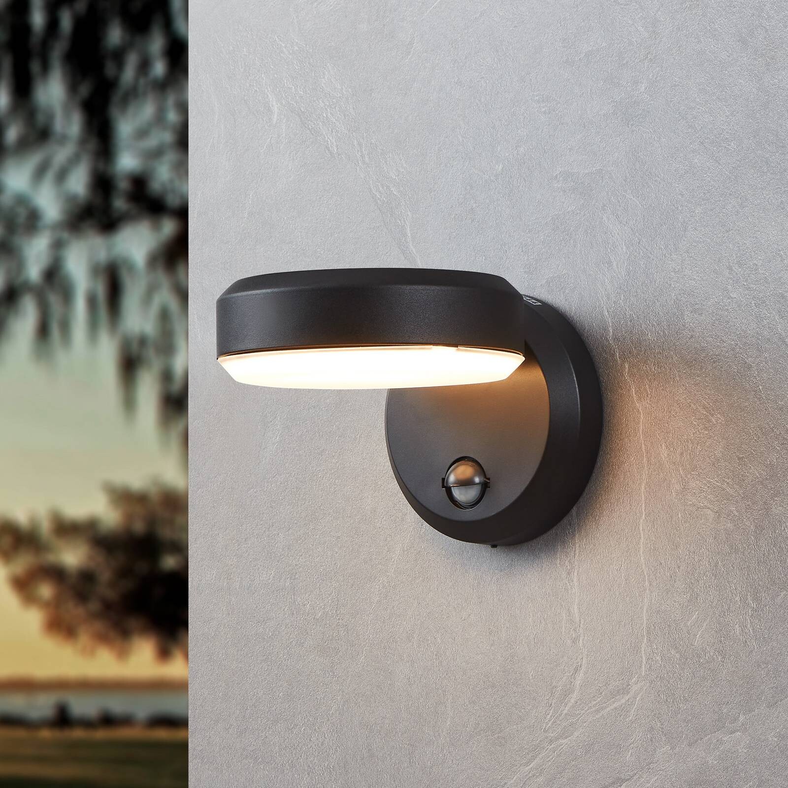LED vonkajšie nástenné svietidlo Fornaci, čierna, šírka 16 cm, senzor