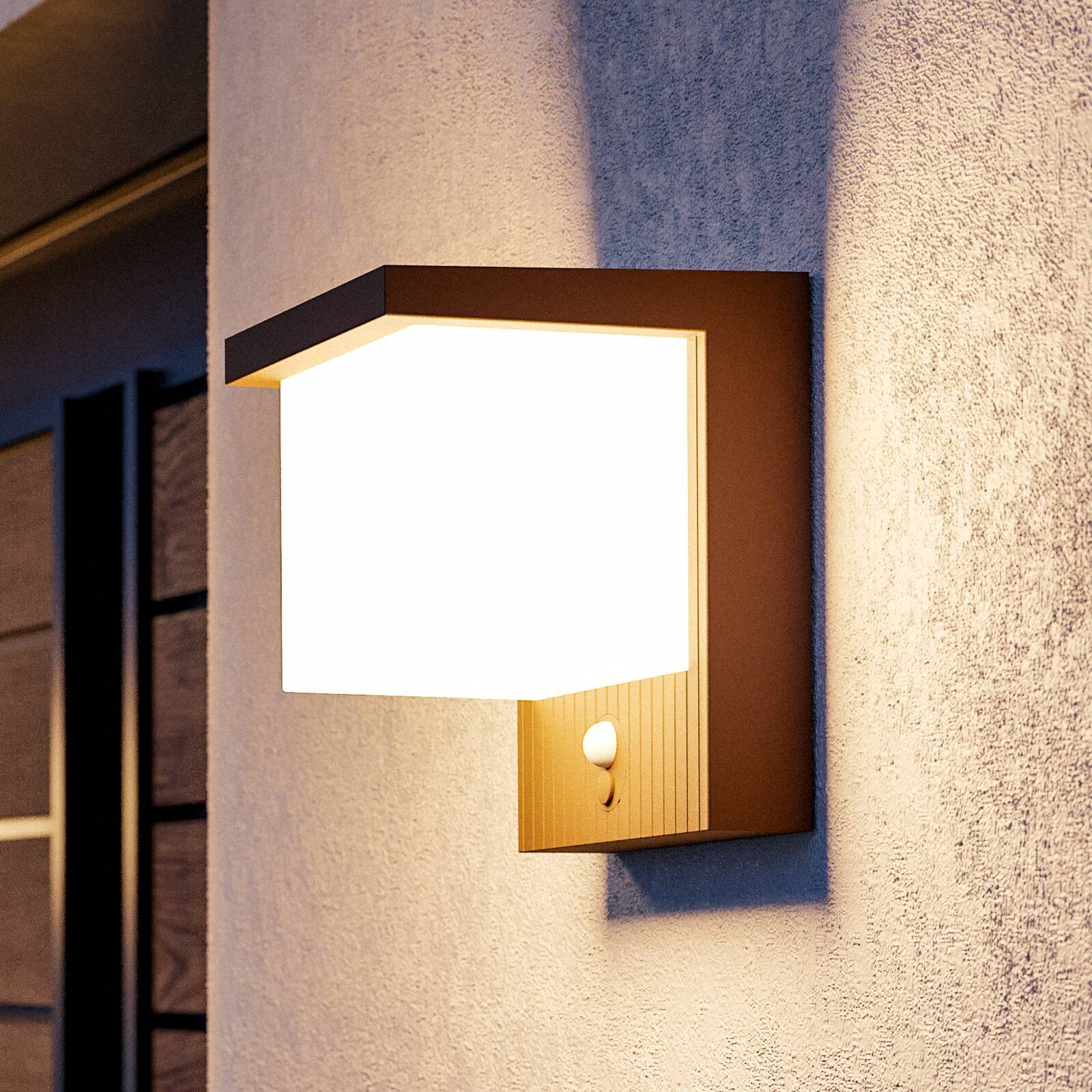 LED vonkajšie nástenné svietidlo Frigento v farbe hrdze, výška 15 cm, senzor