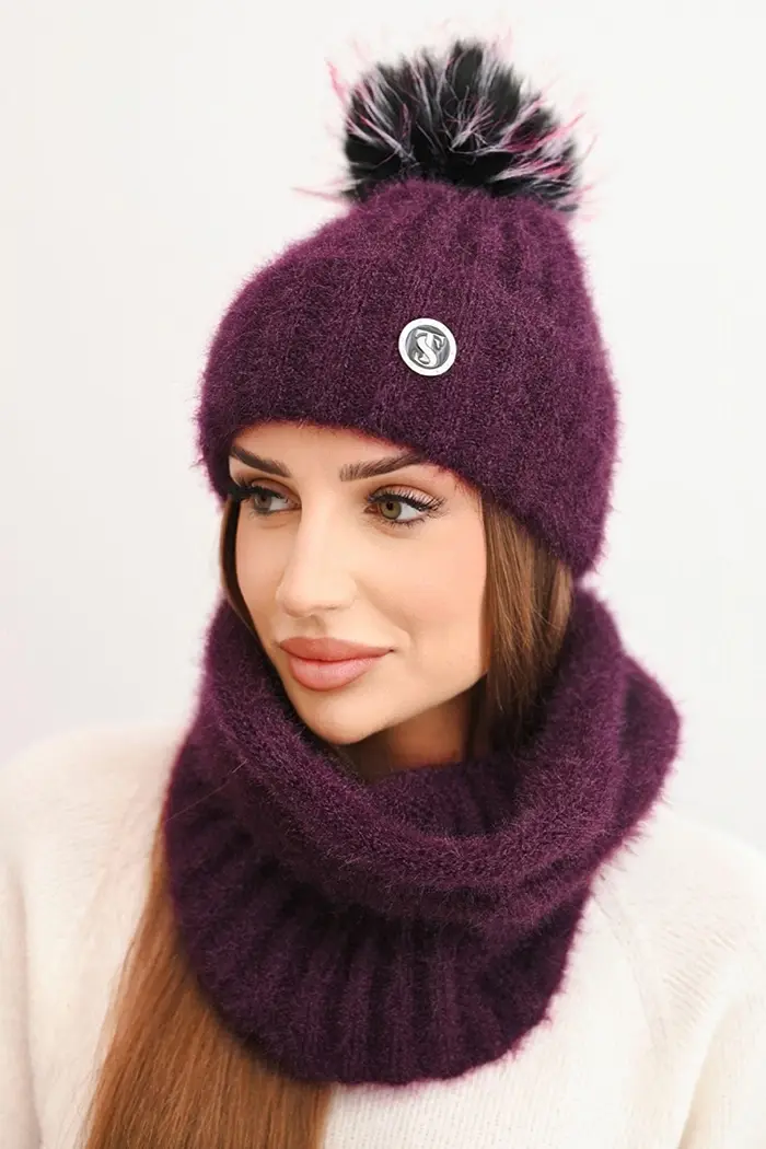 Dámska čiapka s brmbolcom a pleteným vzorom