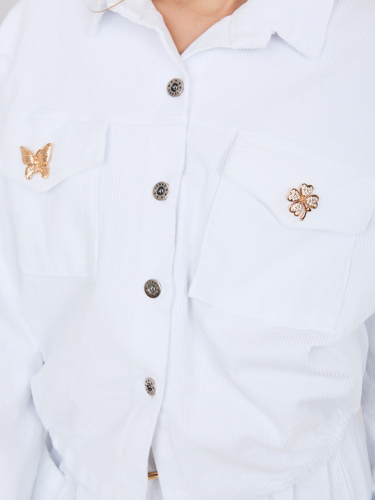 Biela kordová bunda s brošňami