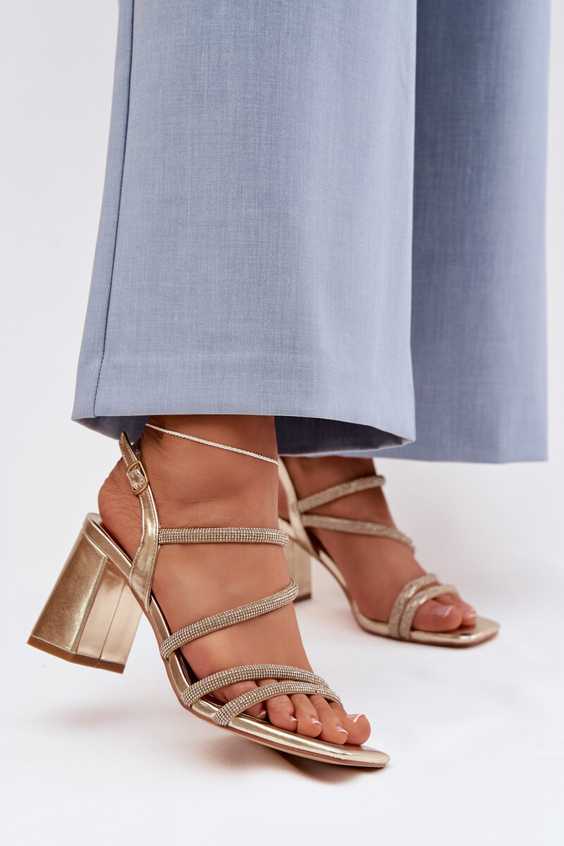 Dámske sandále na blokovom podpätku s remienkami a kamienkami