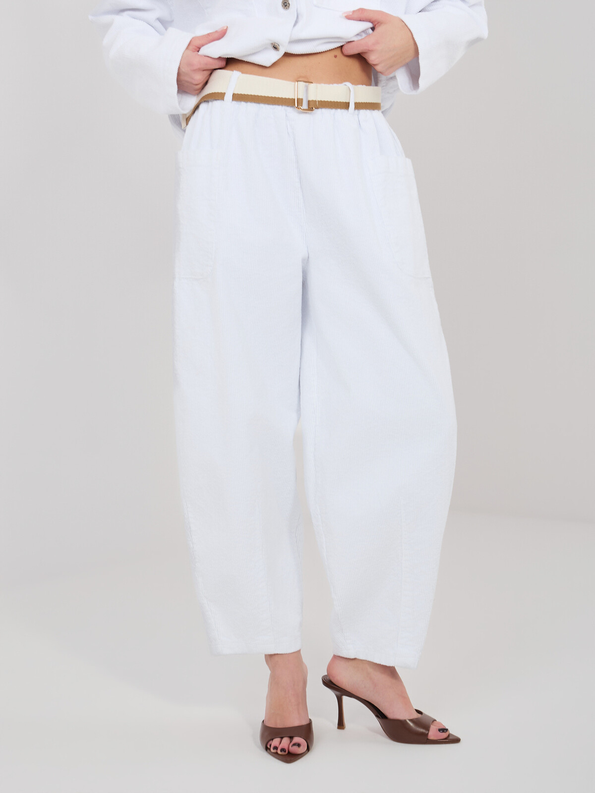 Biele menčestrové nohavice s vreckami