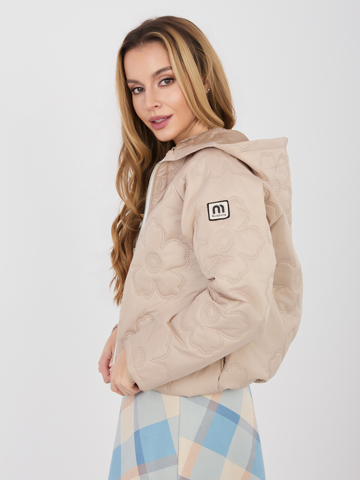 Béžová bunda s kvetinovým prešívaním